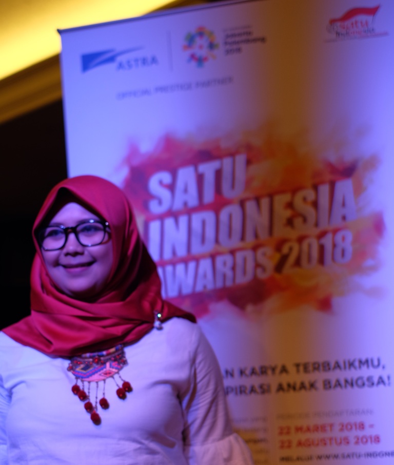 sosok wanita yang menginspirasi, anjani sekar arum penerima satu indonesia awards 2017 bidang kewirausahaan dengan batik bantengan