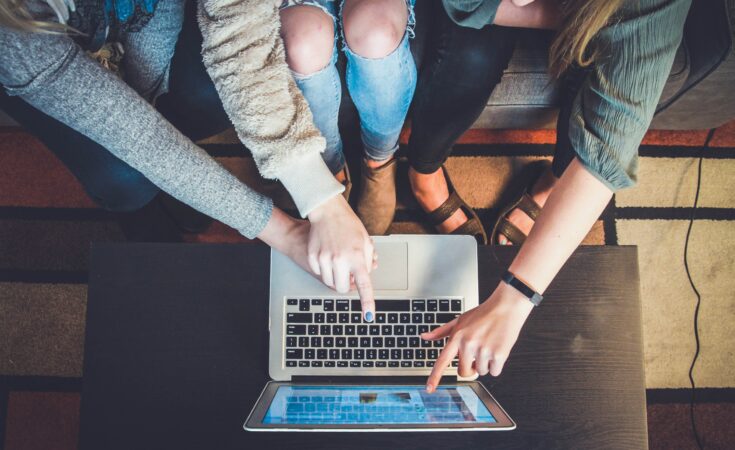 Pemisahan Hubungan Pertemanan dengan teman kantor? Emang penting banget ya?